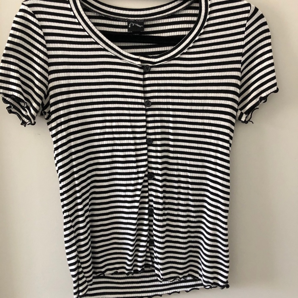 WILD FABLE black and white button down tee